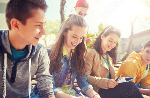 Cuadro en lienzo education, high school and people concept - group of happy teenage students with