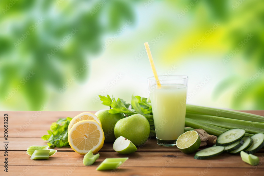 Φωτογραφία healthy eating, food, dieting and vegetarian concept - glass of green juice with