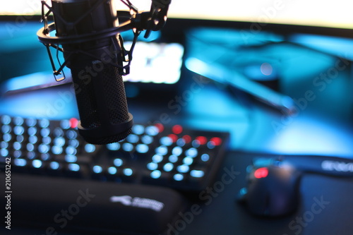 Quadro su tela Streaming microphone in front of gaming computer
