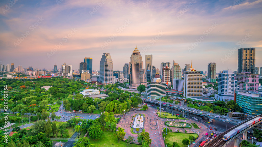 Fototapeta premium Panoramę Bangkoku z parku Lumpini z widoku z góry w Tajlandii