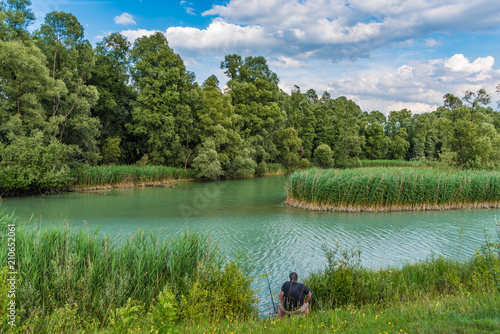 Angler im Schilf, Auwald bei Rosenheim