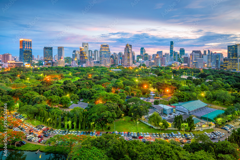 Fototapeta premium Panoramę miasta Bangkok z widoku z góry w Tajlandii