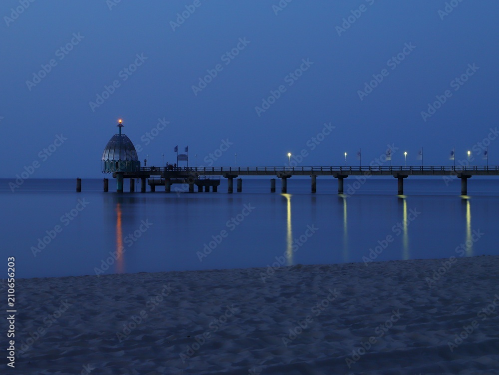 Obraz premium blaue stunde an der ostsee