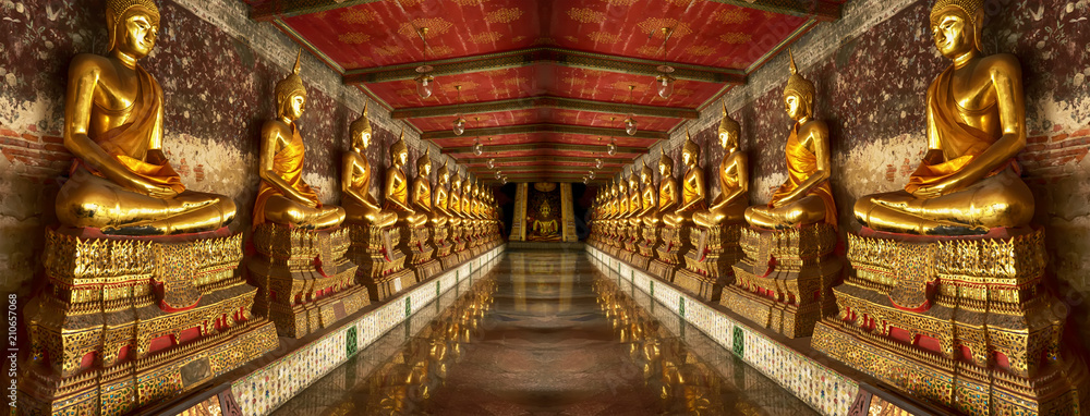 Fototapeta premium Jeden z punktów orientacyjnych Wat Suthat Thepwararam w Bangkoku w Tajlandii. Miejsce, w którym można zobaczyć wszystkich w każdej religii.