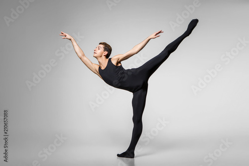 Obraz na płótnie handsome ballet artist w salonie