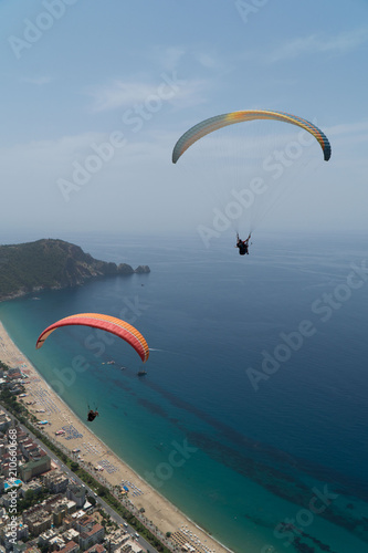 Travelers are flying on parachutes over Alanya © yESvideo.com.ua