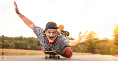 Rentnerpower auf Skateboard überglücklich photo