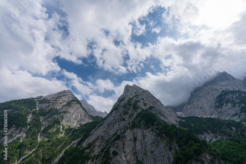 Berge mit Wolken