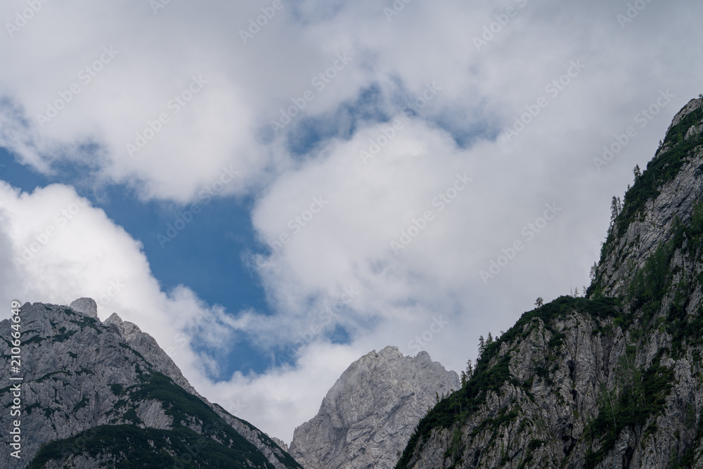 Berge mit Wolken