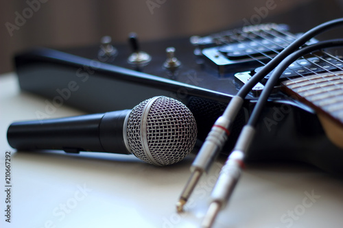 Microphone, audio cable and electric guitar