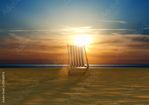 Sonnenuntergang am Strand mit Liegestuhl
