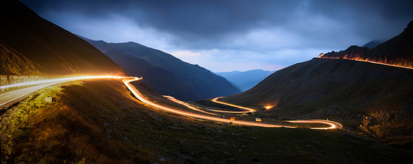 Papier peint photo Autoroute de nuit Route Transfagarasan sinueuse en montagne  © constantincornel