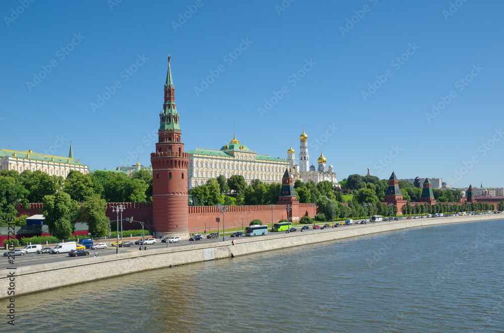 Obraz premium Summer view of the Moscow Kremlin, the Moscow-river and the Kremlin embankment, Moscow, Russia