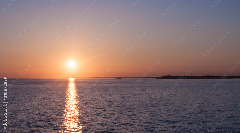 coucher de soleil sur la mer en bretagne