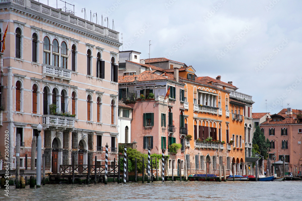 Obraz premium VENICE, ITALY - MAY 8, 2010: View of the marvelous architecture along the Grand Canal in Venice, Italy
