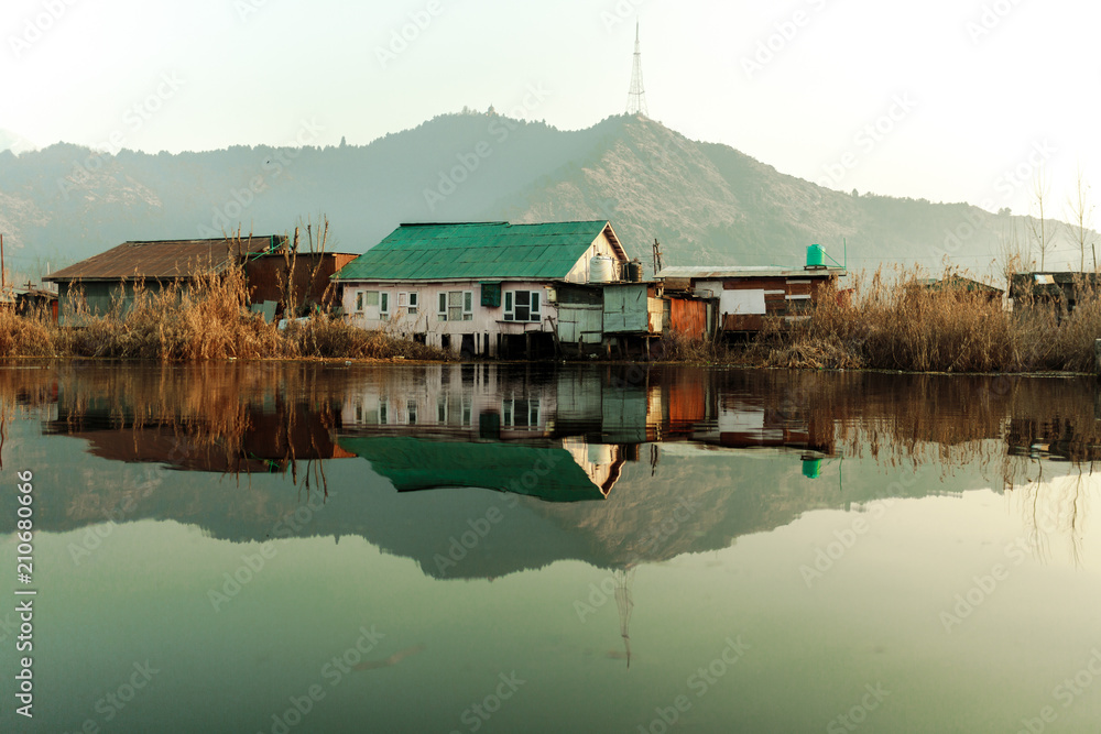 Obraz premium Mirror of village and mountain in lake