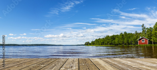 Fototapeta Naklejka Na Ścianę i Meble -  Rotes Haus am see