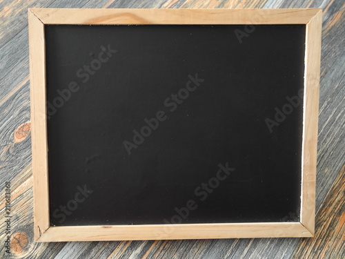 schwarze Tafel auf Holzhintergrund