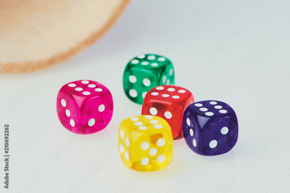 Makro Foto von fünf bunten Spielwürfeln mit der Zahl 6 Makro Foto von fünf bunten Spielwürfeln mit der Zahl 6
