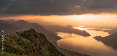 Berglandschaft beim Vierwaldstättersee (Niederbauen-Kulm) Sonnenuntergang