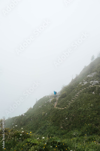 Berglandschaft beim Vierwaldstättersee (Niederbauen-Kulm) neblig mit Person