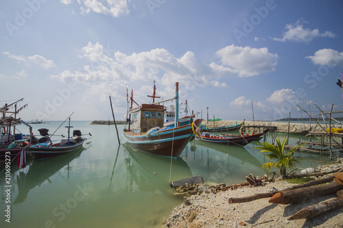 Port de pêcheur sous les tropiques