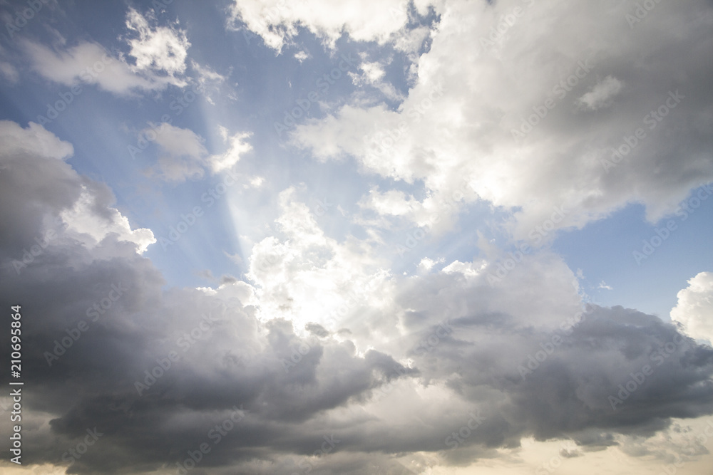 Obraz premium Rayons de soleil à travers les nuages