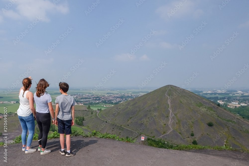 Trois adolescents en haut d'un terrils Trois adolescents en haut d'un terrils