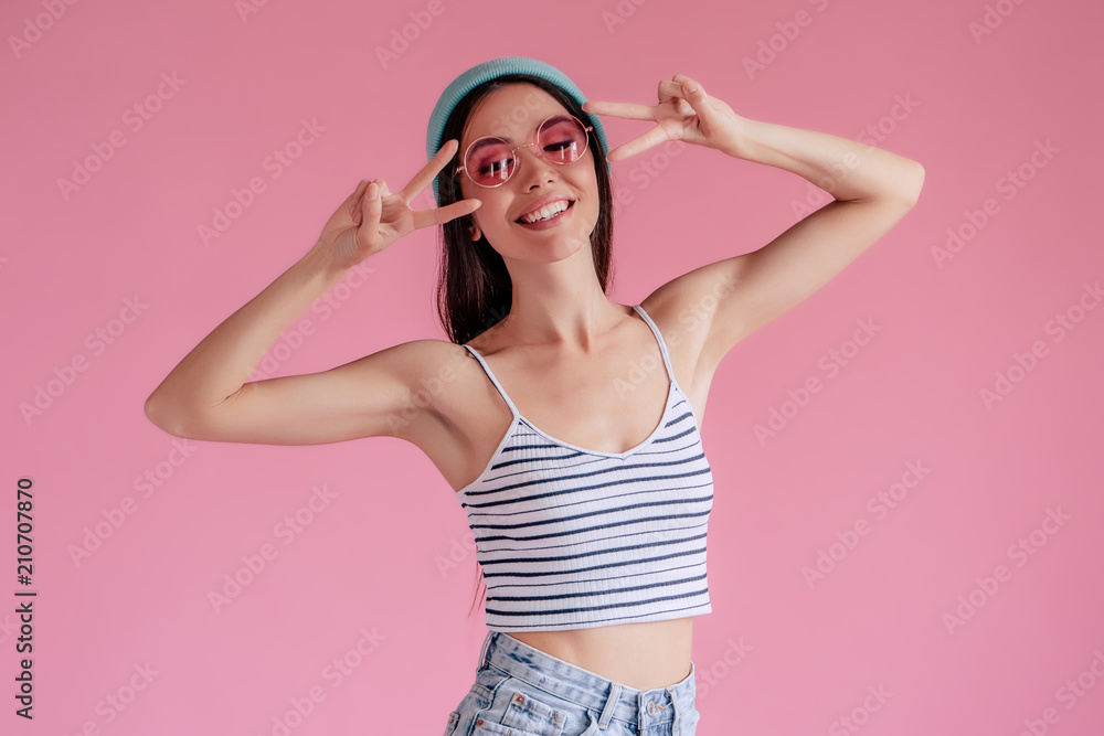 Obraz premium Young girl on pink background