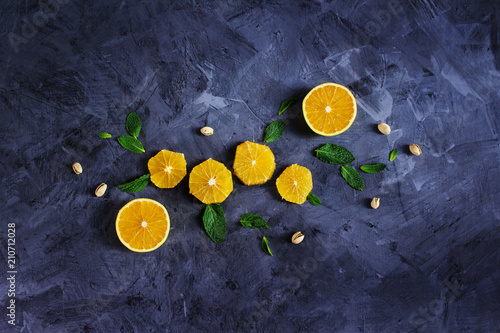 Naranjas, yerbabuena y pistachos photo