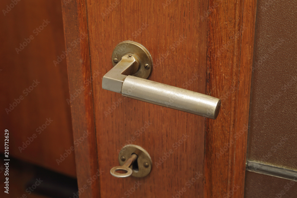 poignée de porte en bois vintage art déco maison ancienne Stock Photo ...