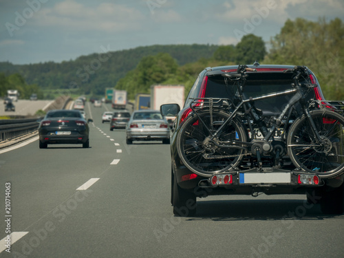 Auto mit Fahrradheckträger auf der Autobahn