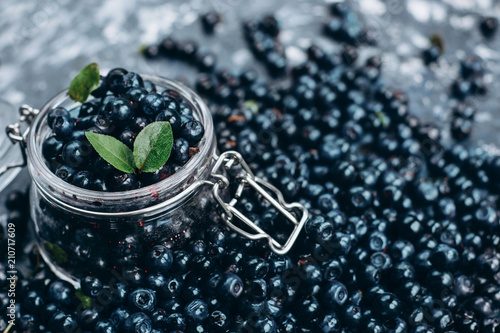 Fototapeta Naklejka Na Ścianę i Meble -  Freshly picked blueberries in glass bowl. Blueberry antioxidant organic superfood in a bowl concept for healthy eating and nutrition