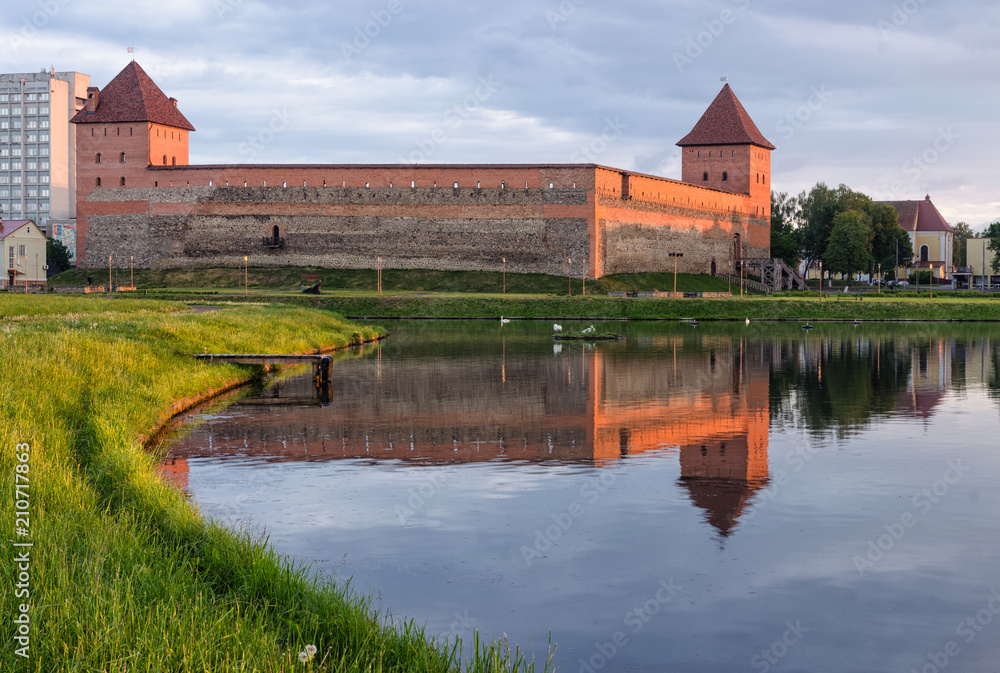 Fototapeta premium Medieval castle on the lake in the early morning