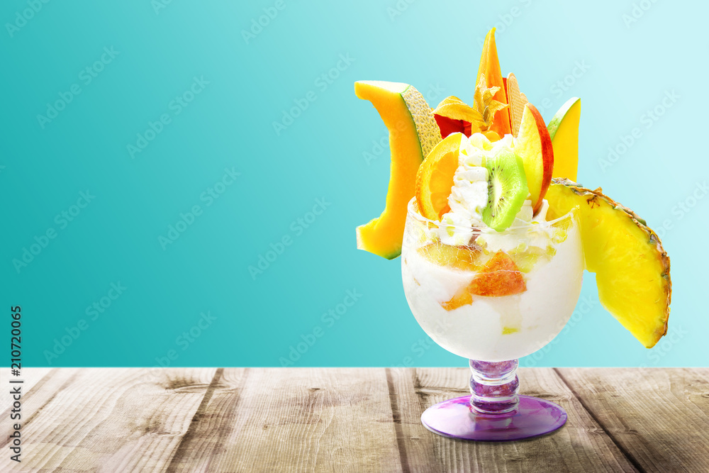 Leckeres Eis im Becher Stock-Foto | Adobe Stock