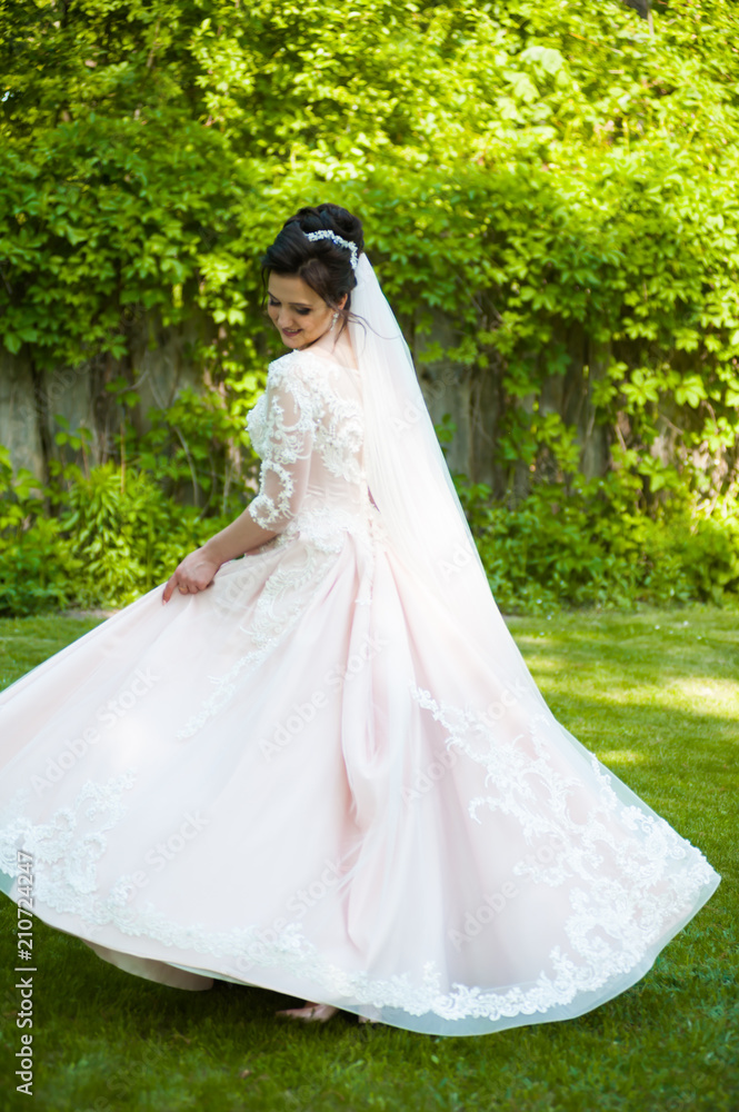 Fototapeta premium Beautiful bride with wedding bouquet 