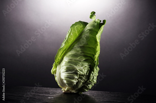 Fotografia fresh green pointed cabbages. delicious vegetable