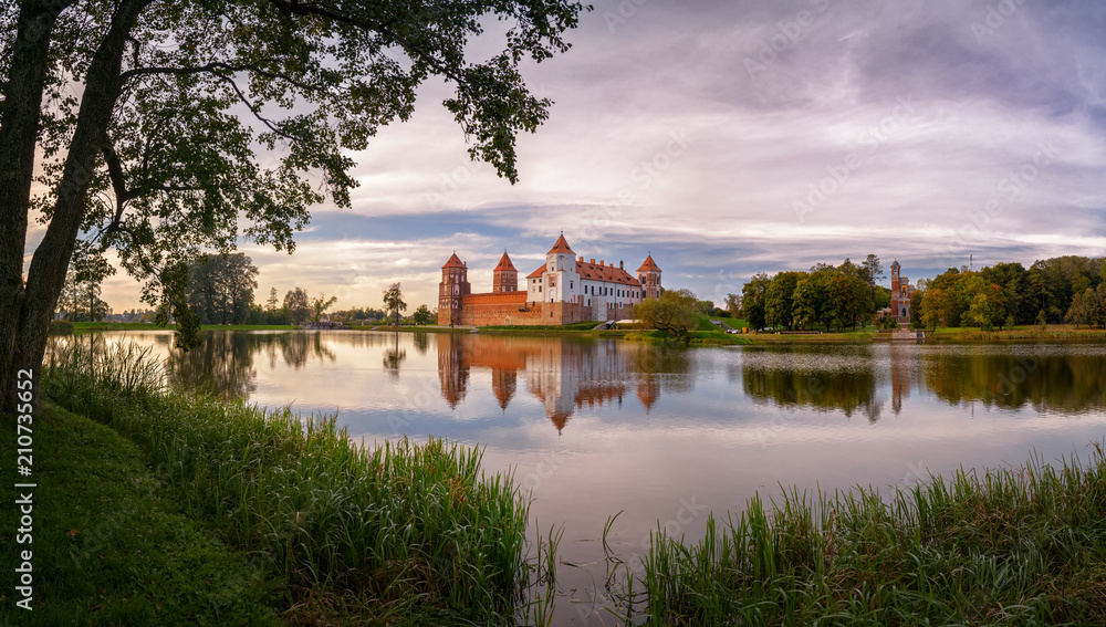 Obraz premium Medieval castle in village Mir in Belarus2