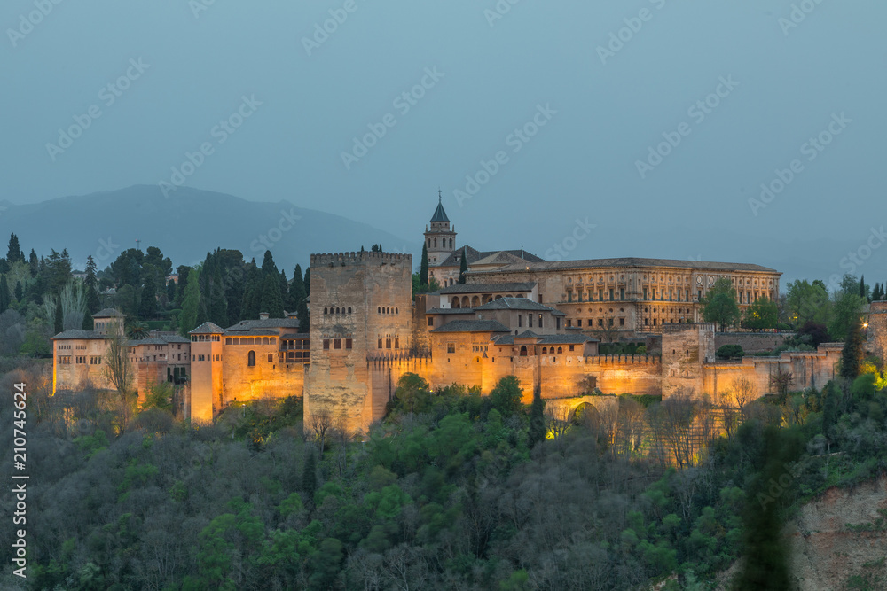 L'Alhambra de Grenade depuis le Mirador de San Nicolas, de nuit