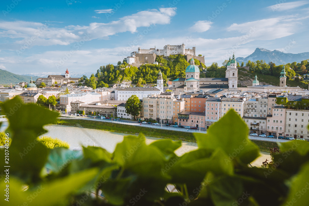Fototapeta premium Historyczne miasto Salzburg w lecie, Austria