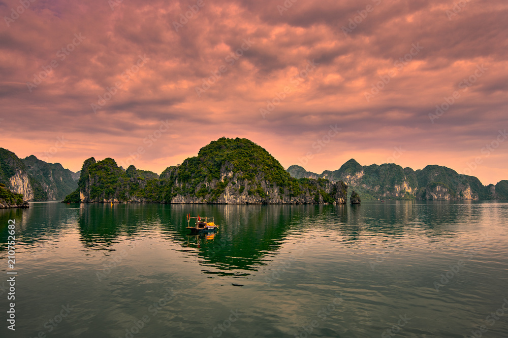 Fototapeta premium Halong bay boats, Vietnam Panoramic view of sunset in Halong Bay, Vietnam, Southeast Asia,UNESCO World Heritage Site