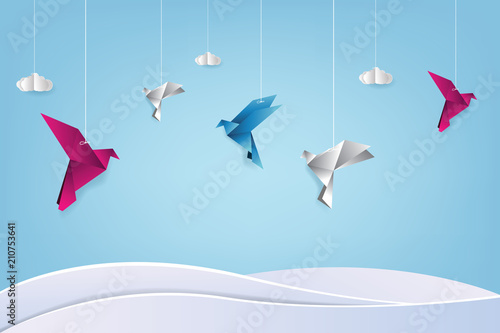 Naklejka Origami zrobił kolorowemu ptakowi z origami chmurami. Sztuka papieru i rzemiosło. Ilustracja wektorowa ptak origami.