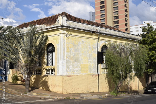 Casa colonial amarela em esquina