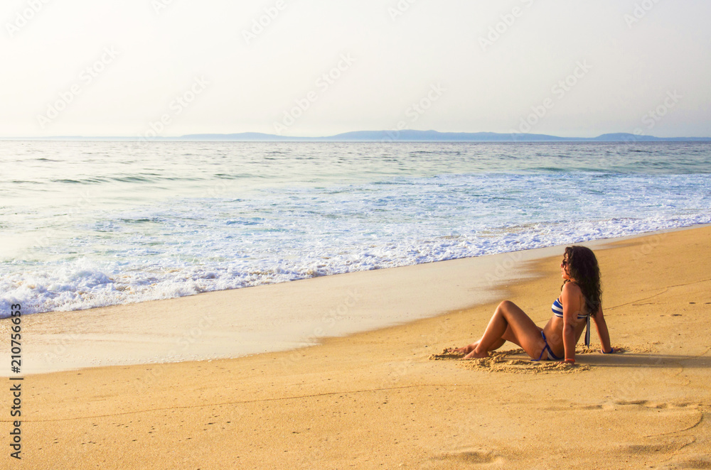 Fototapeta premium Girl in the Beach