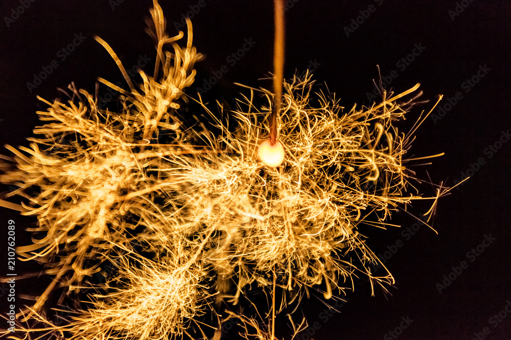 Draw a variety of patterns at dark