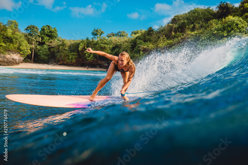 Canvas Print Beautiful surfer girl on surfboard