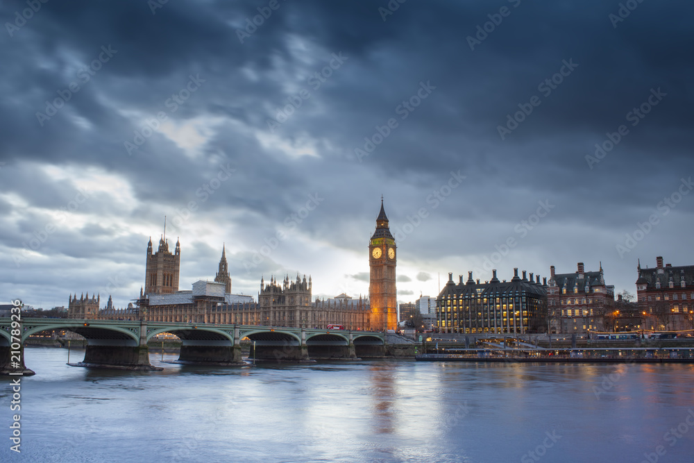 Obraz premium Big Ben in London city, United Kingdom. dark scene