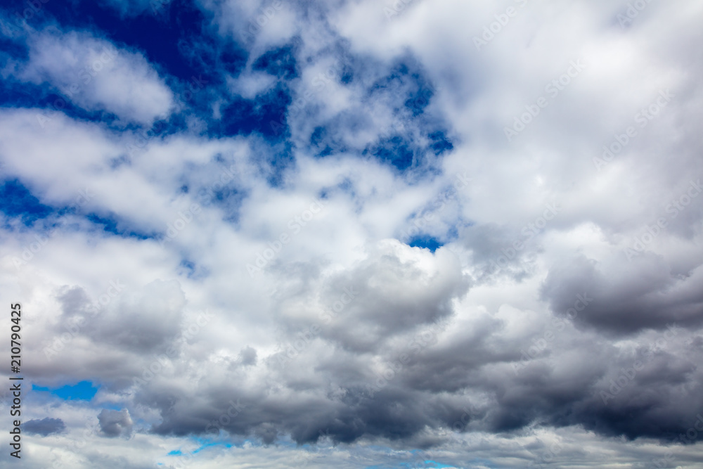 Obraz premium Clouds on a blue sky as a background