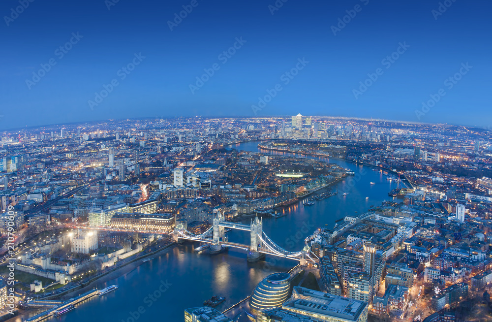 Fototapeta premium szeroki widok na Londyn w pięknej nocy. zdjęcie lotnicze