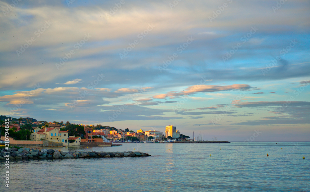 Fototapeta premium Evening sea on the shore